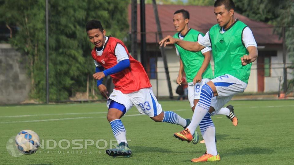 Gian Zola (menggunakan kostum latihan merah) saat berlatih bersama rekannya di Persib Bandung Copyright: © Ginanjar/INDOSPORT